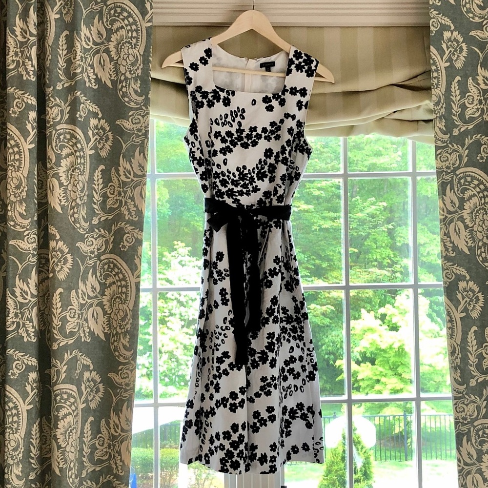 TALBOTS FIT AND FLARE BLACK/WHITE DRESS